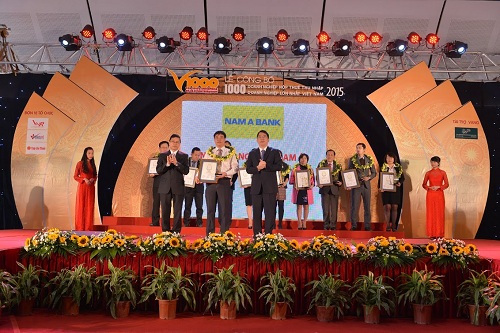 Đại diện của Nam A Bank nhận giải thưởng trong buổi lễ